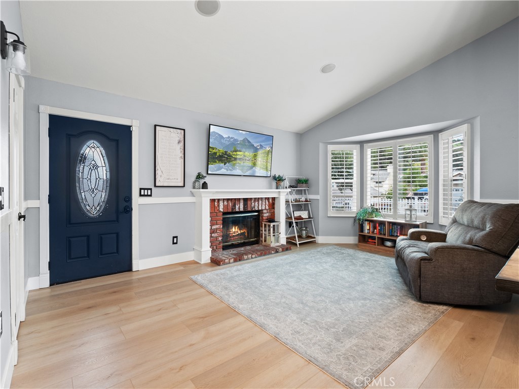 28331 Royal Road Castaic, CA 91384 - Photo 5 of 35 Living Room