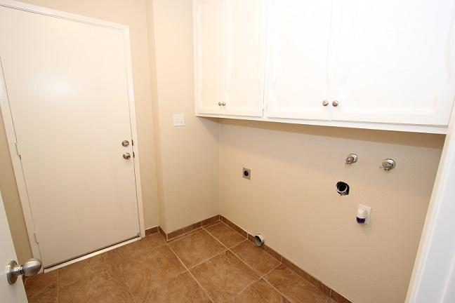 1762 North Hope Avenue Reedley, CA 93654 - Photo 18 of 21 INDOOR LAUNDRY