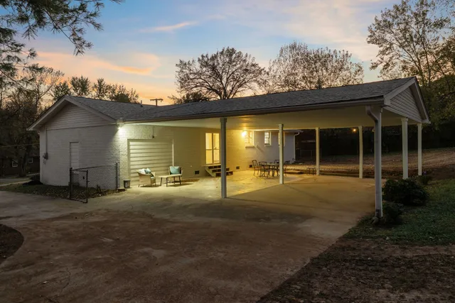 a view of a house with backyard and garden