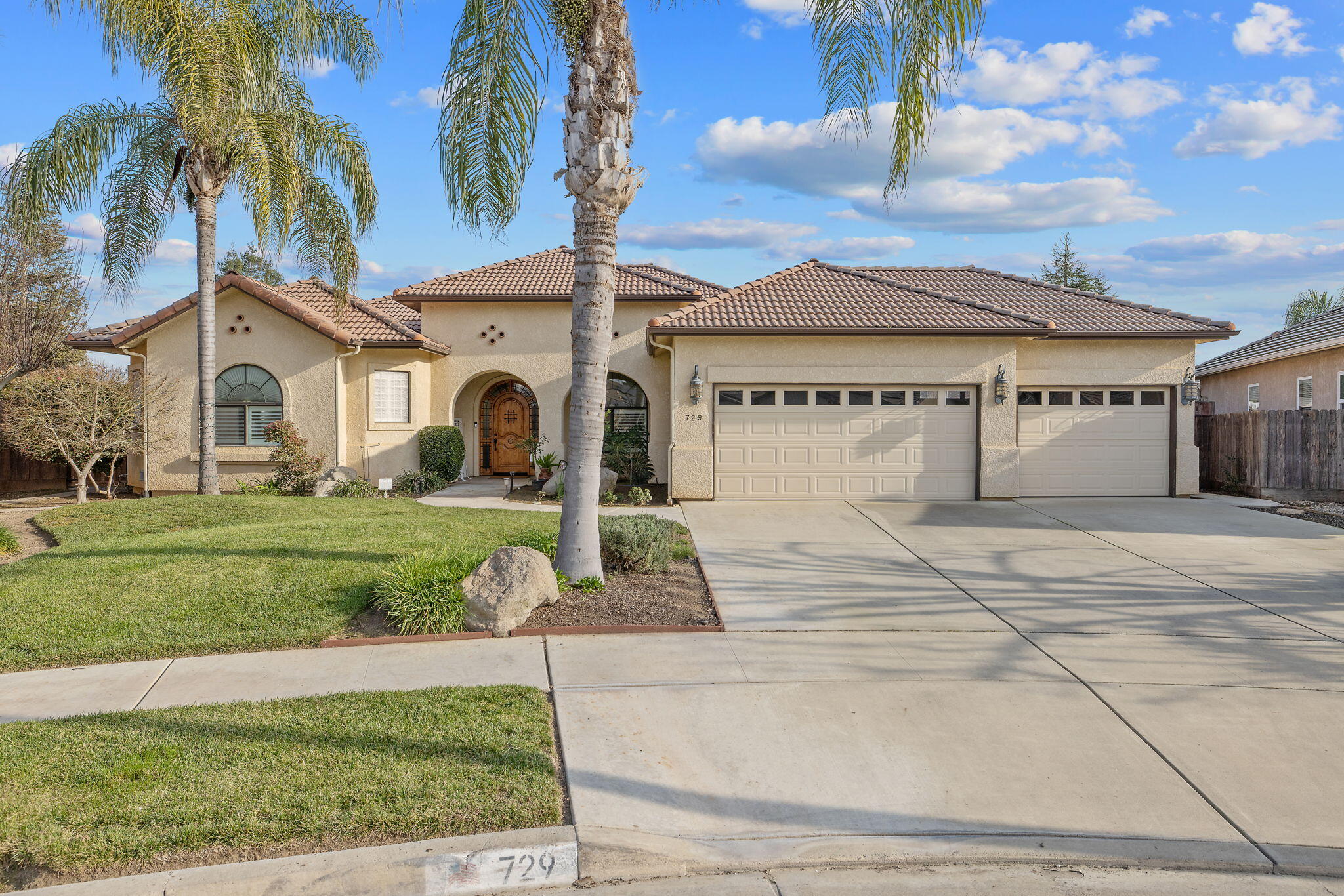 729 St Thomas Court Exeter, CA 93221 - Photo 1 of 66 a front view of a house with garden