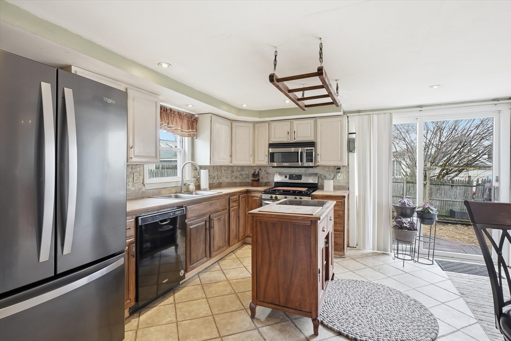 9 Saunders Road Lynn, MA 01904 - Photo 7 of 40 Gallery Image 7