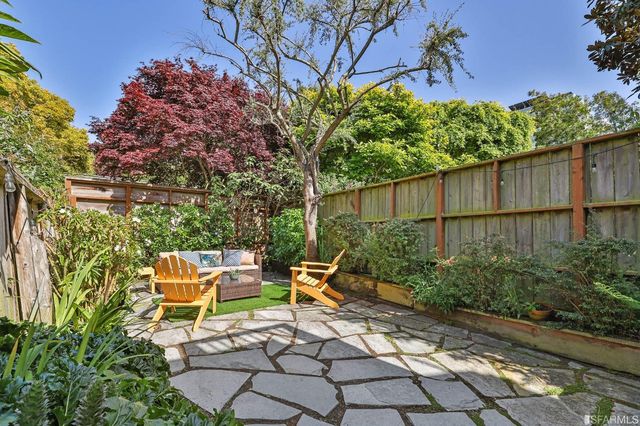 a chair and table sitting in backyard of a house