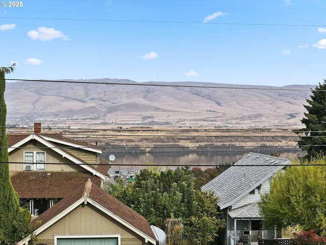 a view of a yard in front of house