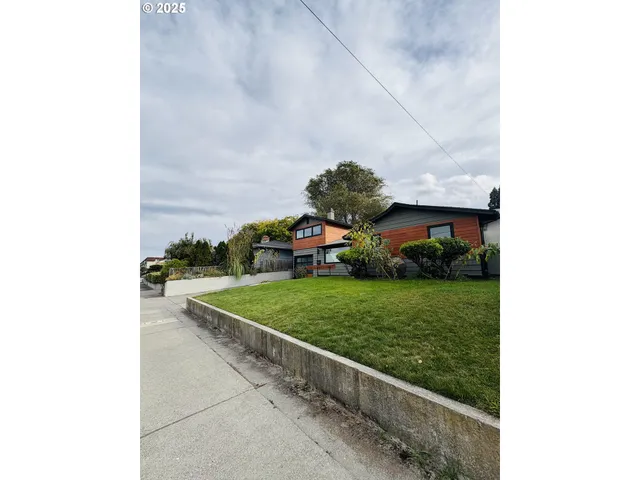 a house view with a outdoor space