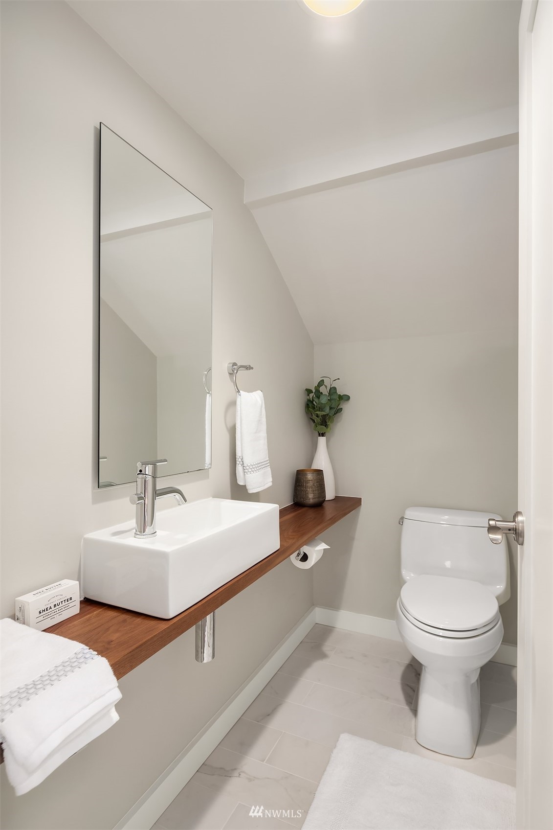 6065 5th Avenue Northeast Seattle, WA 98115 - Photo 19 of 40 a spacious bathroom with a sink and a toilet