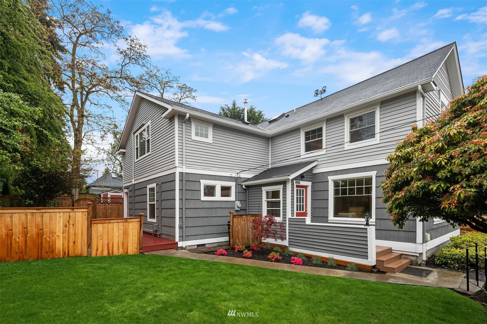 6065 5th Avenue Northeast Seattle, WA 98115 - Photo 37 of 40 a front view of a house with a garden