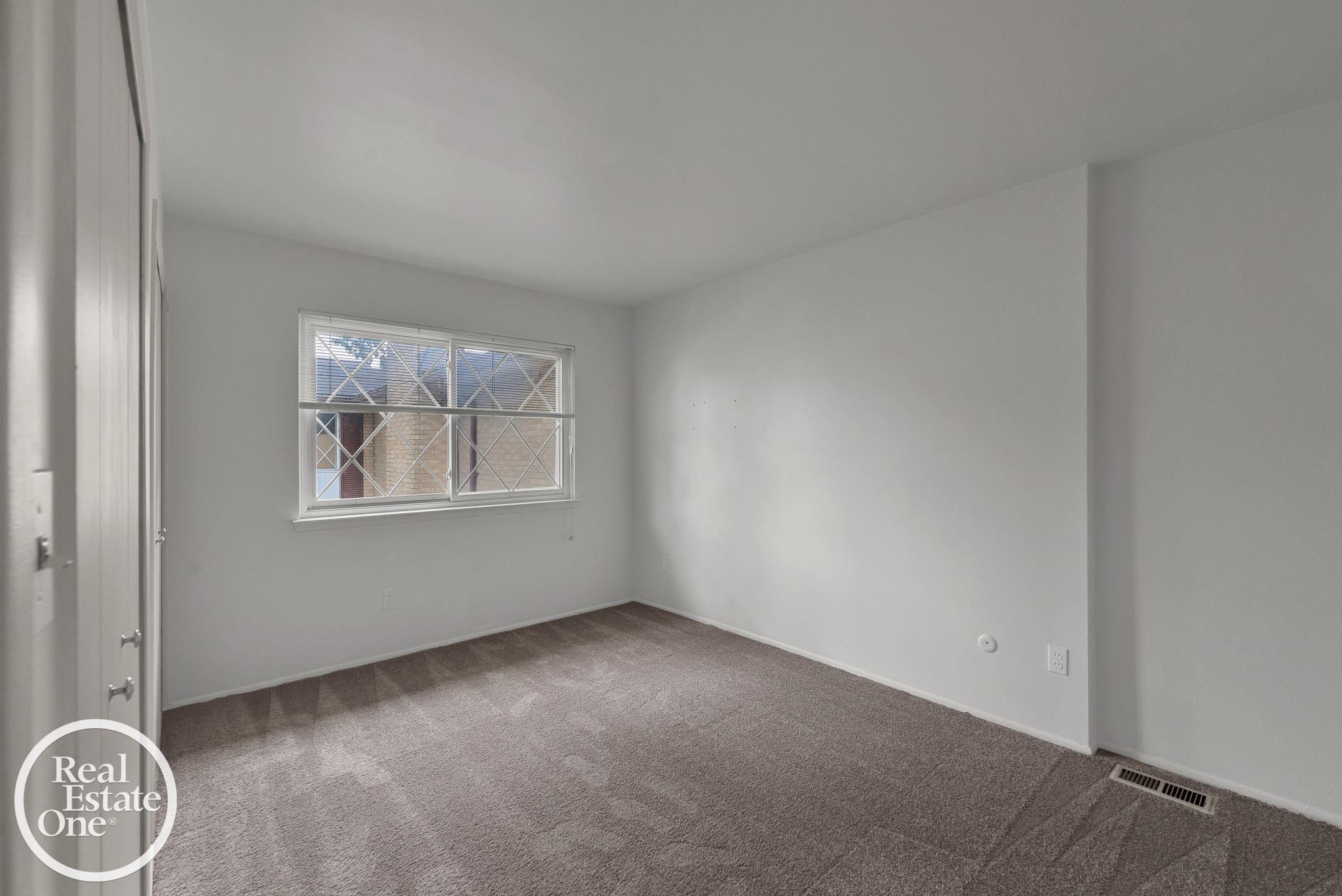 29225 Hayes Road Warren, MI 48088 - Photo 19 of 27 50222292-e9011fce-c38c-4f6d-87b2-e569c3e73b0d.JPG