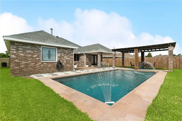 $274,500 | 10 Oxford Drive, Laplace, LA 70068