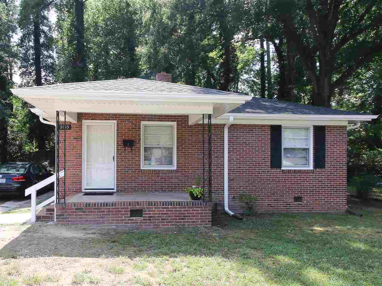 Close to downtown and Ninth St. Walk to shops on Broad and the nearby park! Sweet cottage!