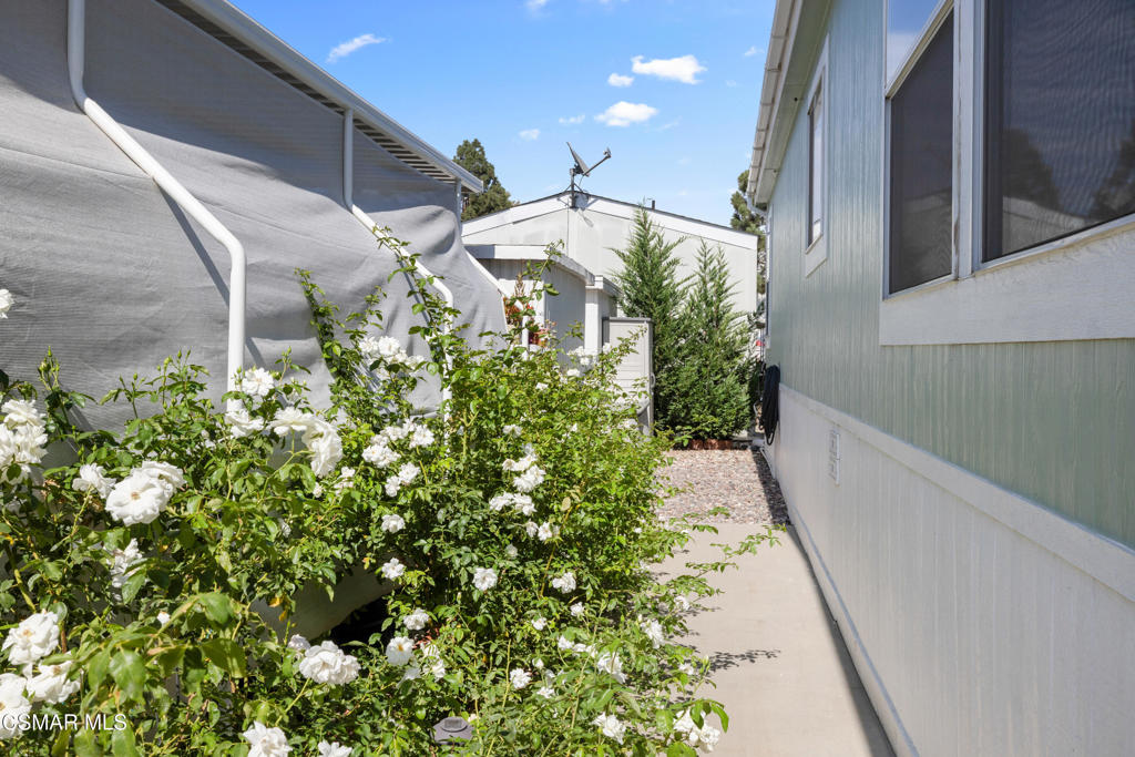 195 Tierra Rejada Road, Unit 52 Simi Valley, CA 93065 - Photo 25 of 34 a view of a house with a flower garden