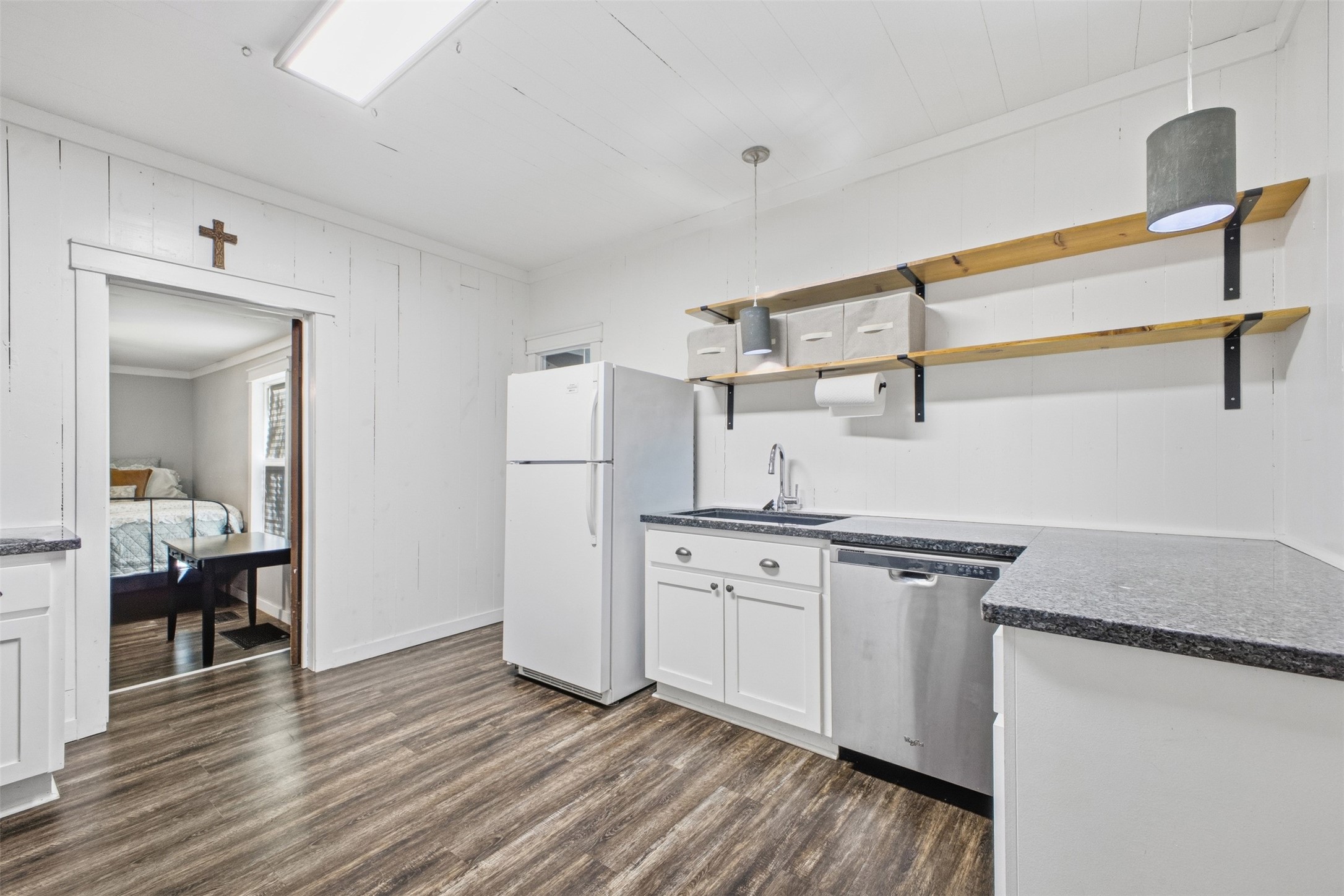 1903 Tigerpoint Road Brenham, TX 77833 - Photo 8 of 27 a view of a kitchen with electric appliances