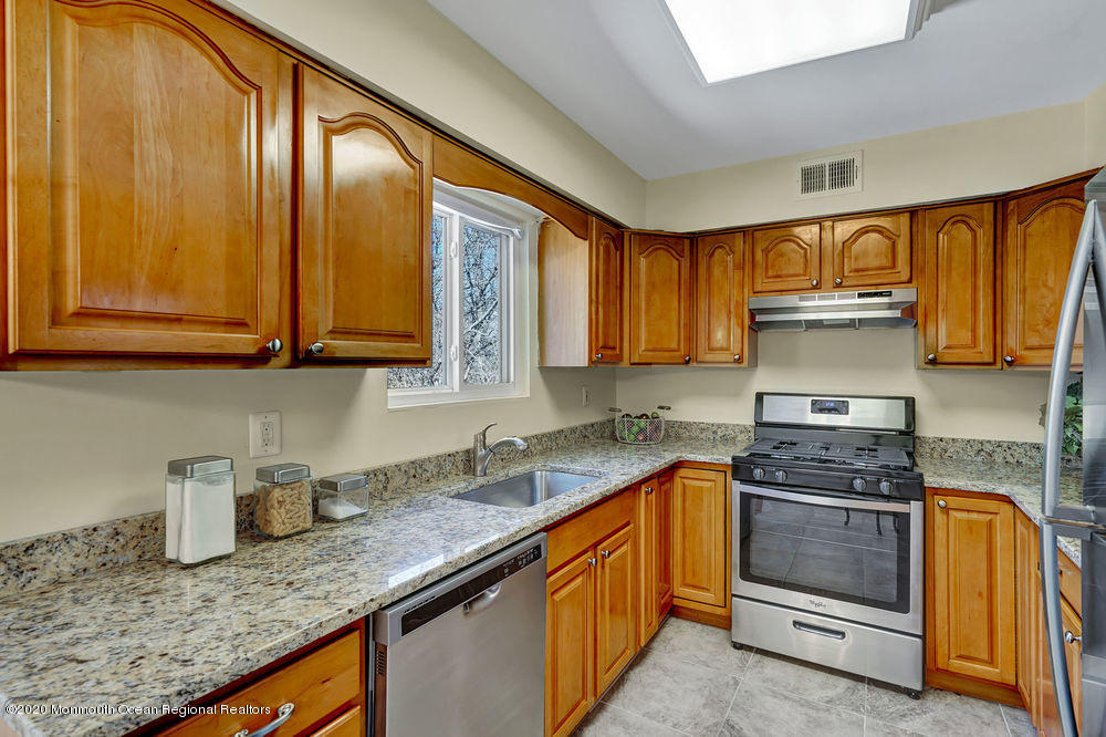 415 Middlewood Road Middletown, NJ 07748 - Photo 5 of 13 Kitchen