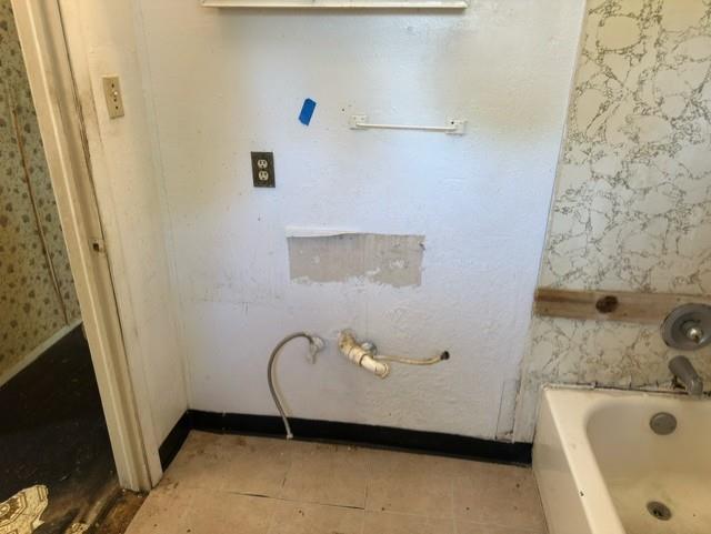 611 South Ruddell Street Denton, TX 76205 - Photo 10 of 18 a bathroom with a tub and sink