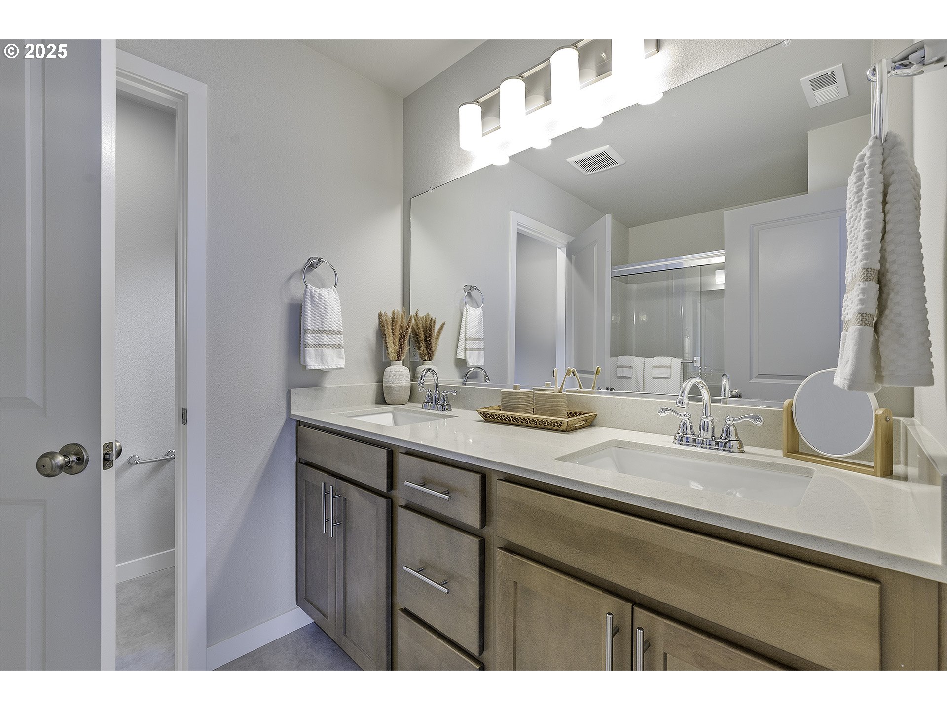 2129 Colby Lane, Unit 75 Forest Grove, OR 97116 - Photo 27 of 33 a bathroom with a sink and a mirror