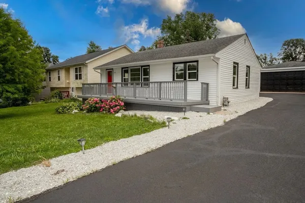 $279,900 | 110 Hunters Path, Lake In The Hills, IL 60156