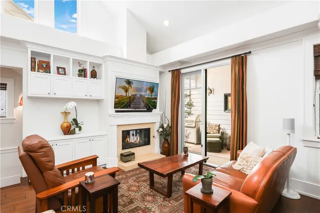 $2,400,000 | 516 Poinsettia Avenue, Unit B, Corona del Mar, CA 92625