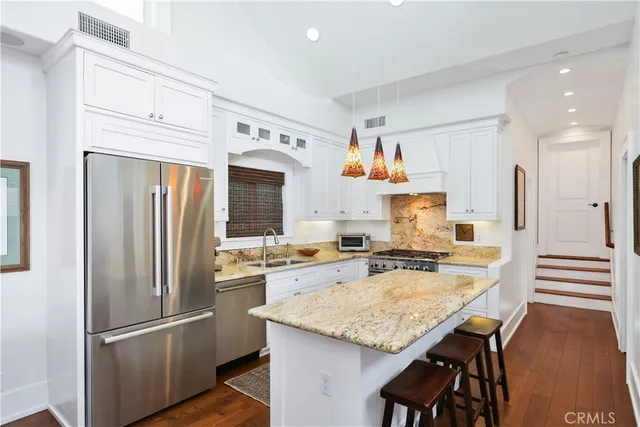 $2,400,000 | 516 Poinsettia Avenue, Unit B, Corona del Mar, CA 92625