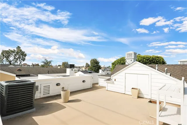 $2,400,000 | 516 Poinsettia Avenue, Unit B, Corona del Mar, CA 92625