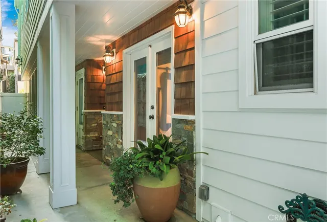 $2,400,000 | 516 Poinsettia Avenue, Unit B, Corona del Mar, CA 92625