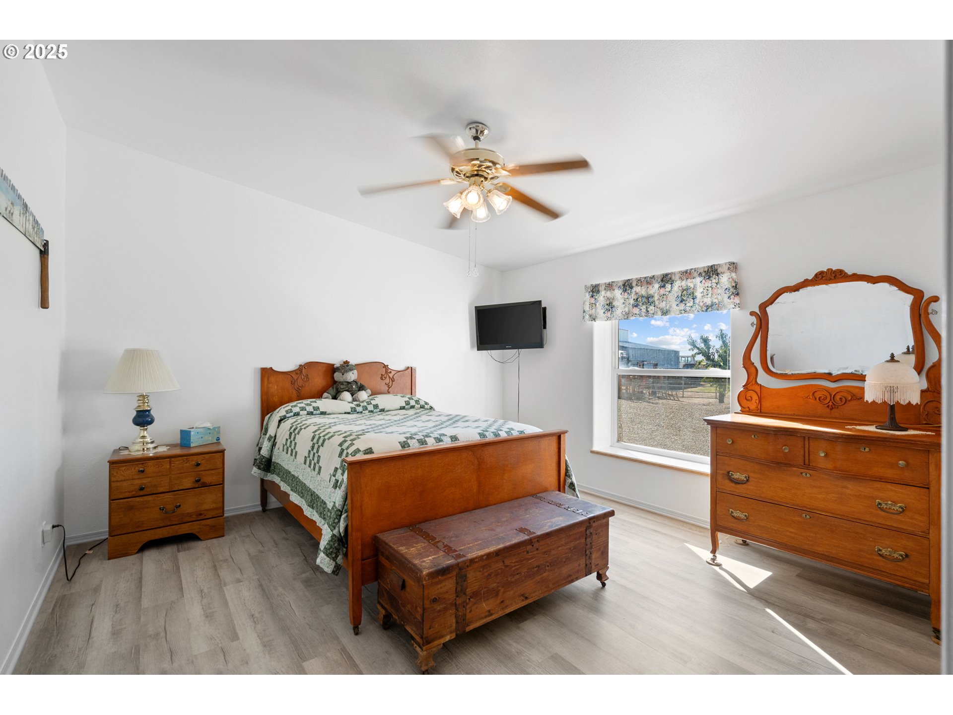 34656 County 1172 Road Stanfield, OR 97875 - Photo 21 of 48 a bedroom with furniture and a window