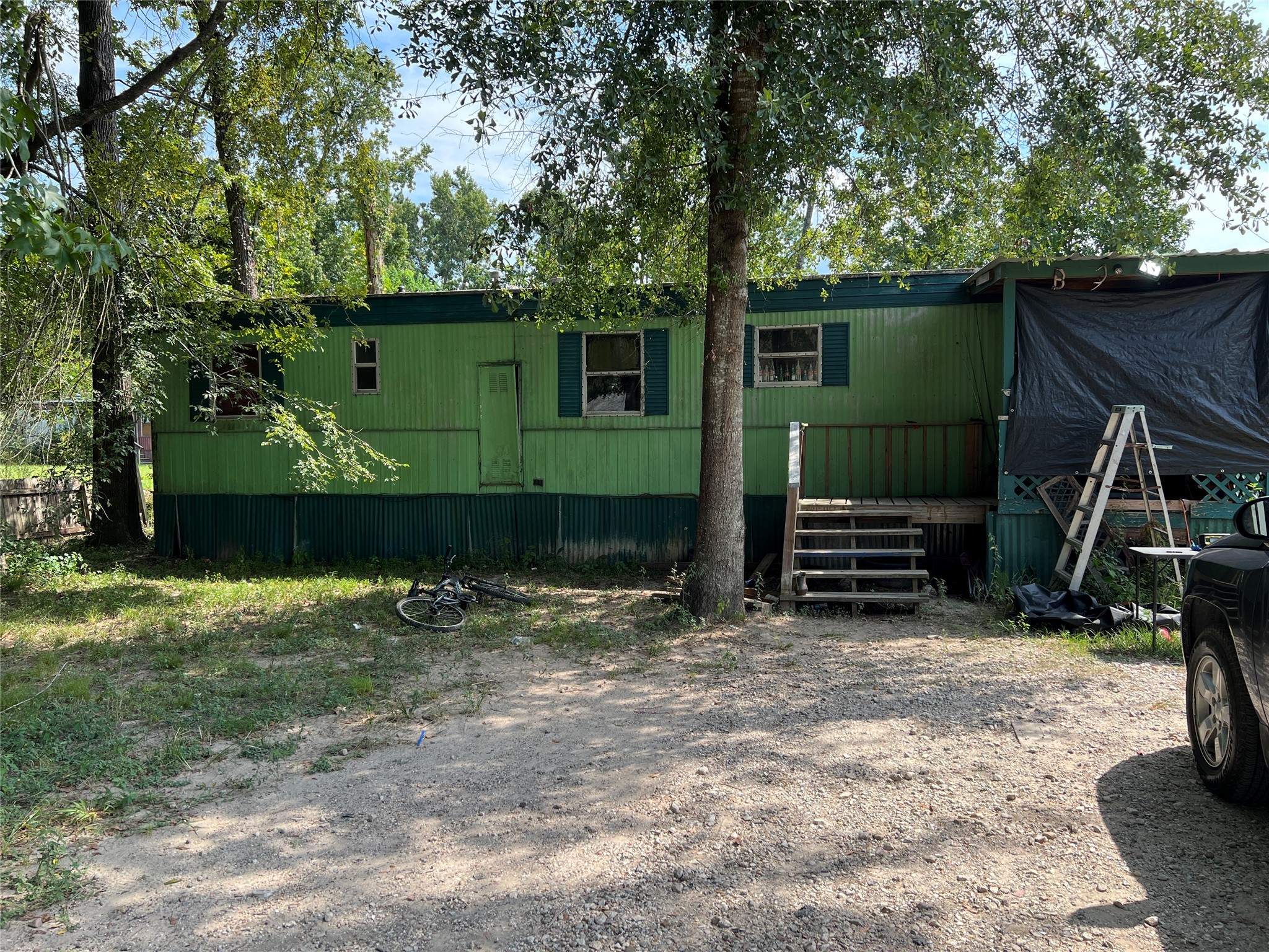 a view of a house with backyard and trees