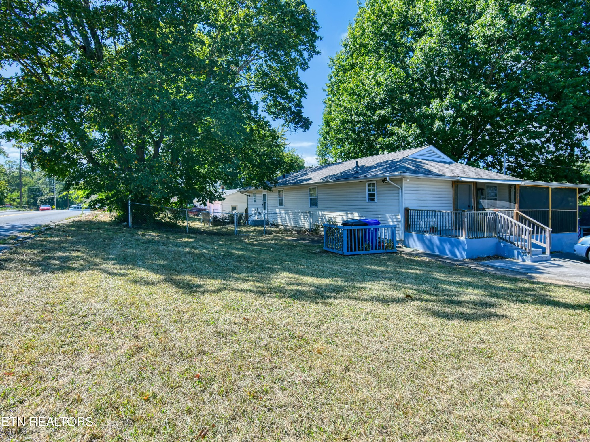 144 Manhattan Avenue Oak Ridge, TN 37830 - Photo 2 of 11