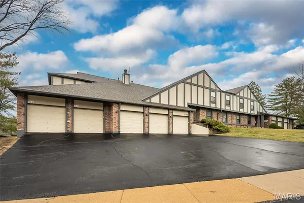 $235,000 | 2316 Seven Pines Drive, Unit 1, St. Louis, MO 63146