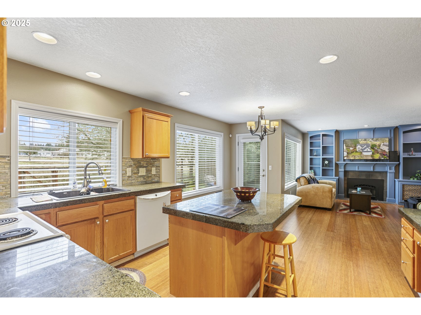 58851 Evergreen Loop St. Helens, OR 97051 - Photo 8 of 30 Kitchen/Living Room