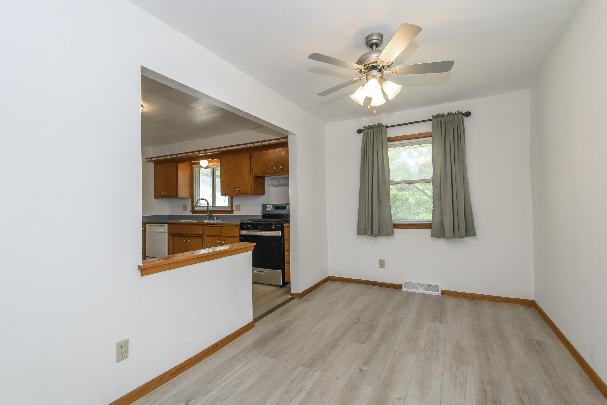 7016 North 86th Street Milwaukee, WI 53224 - Photo 31 of 40 Dining room
