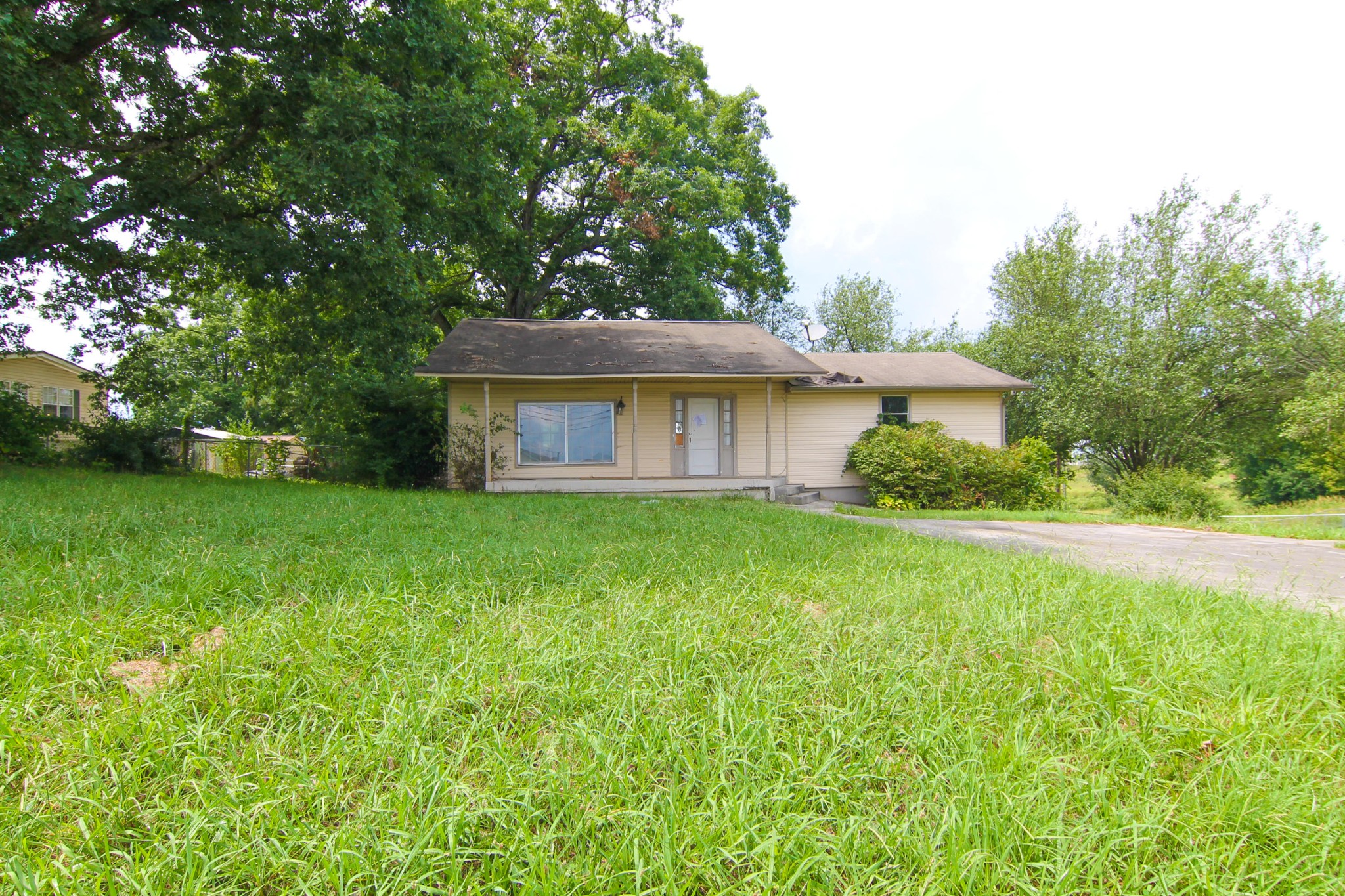 a view of a house with a yard