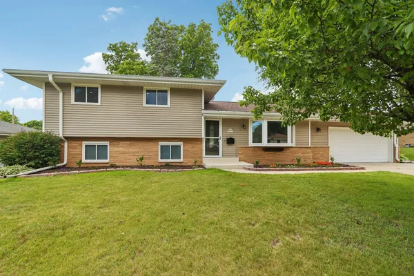 $445,000 | N91-w17573 St Regis Drive, Menomonee Falls, WI 53051