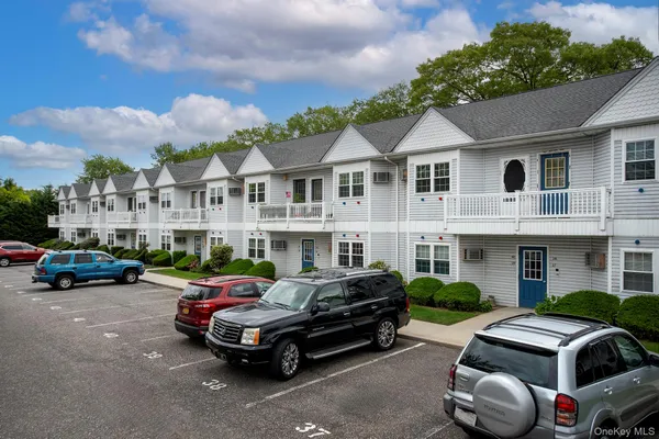 $2,320 | 30 Bay Point Court, Unit 52, West Babylon, NY 11704