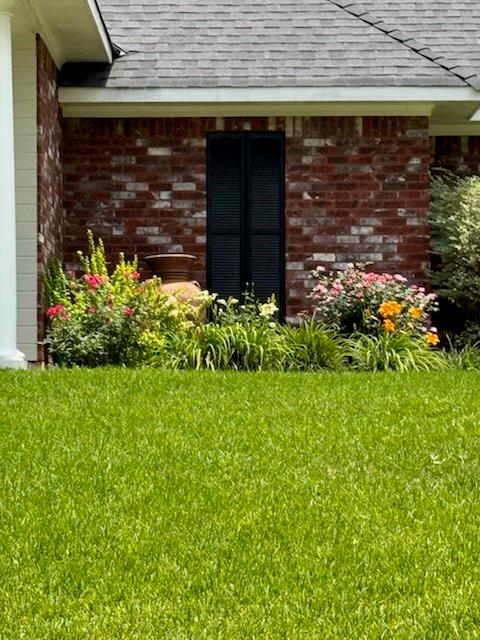 9834 East Chase Circle Shreveport, LA 71118 - Photo 4 of 23 a front view of a house with a yard