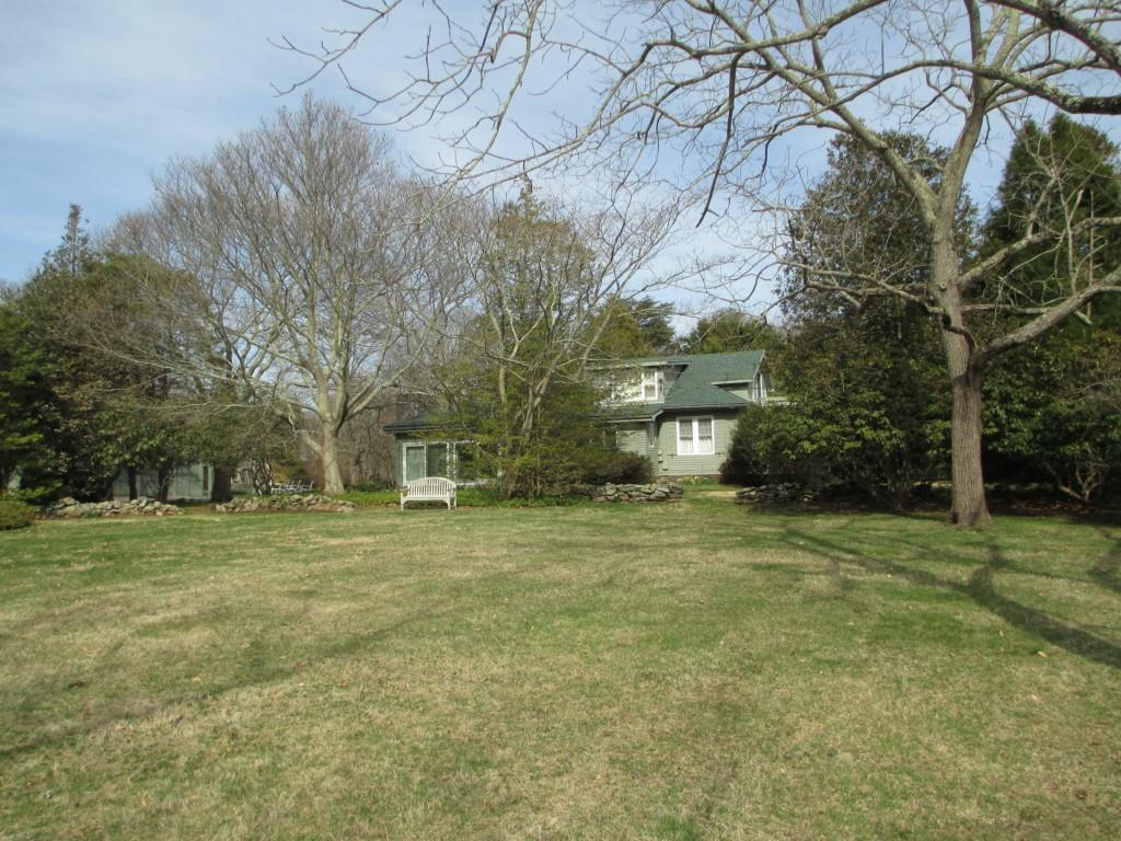 a view of a yard in front of the house
