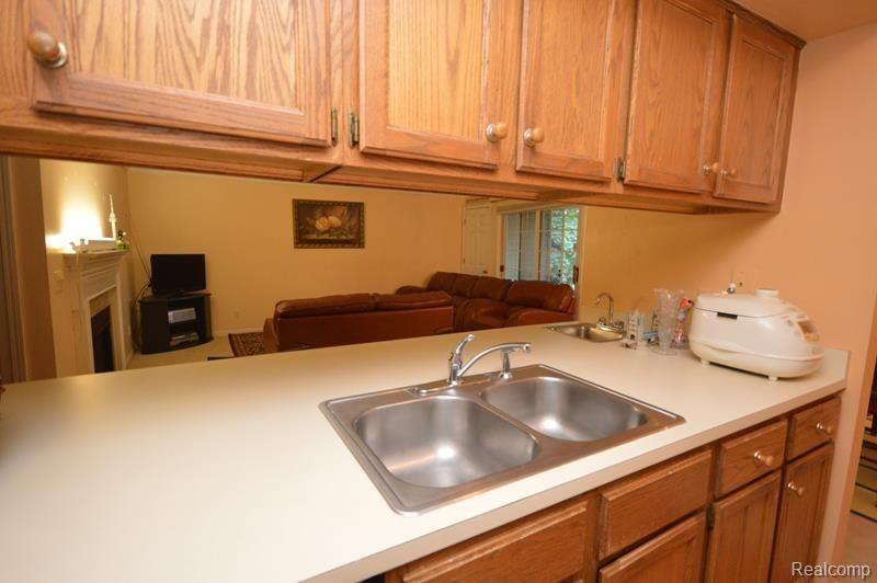 1635 Huntington Park, Unit F Rochester Hills, MI 48309 - Photo 7 of 11
