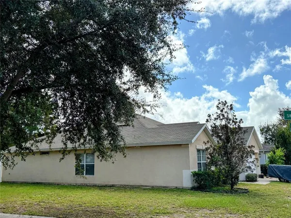 a view of a house with a yard