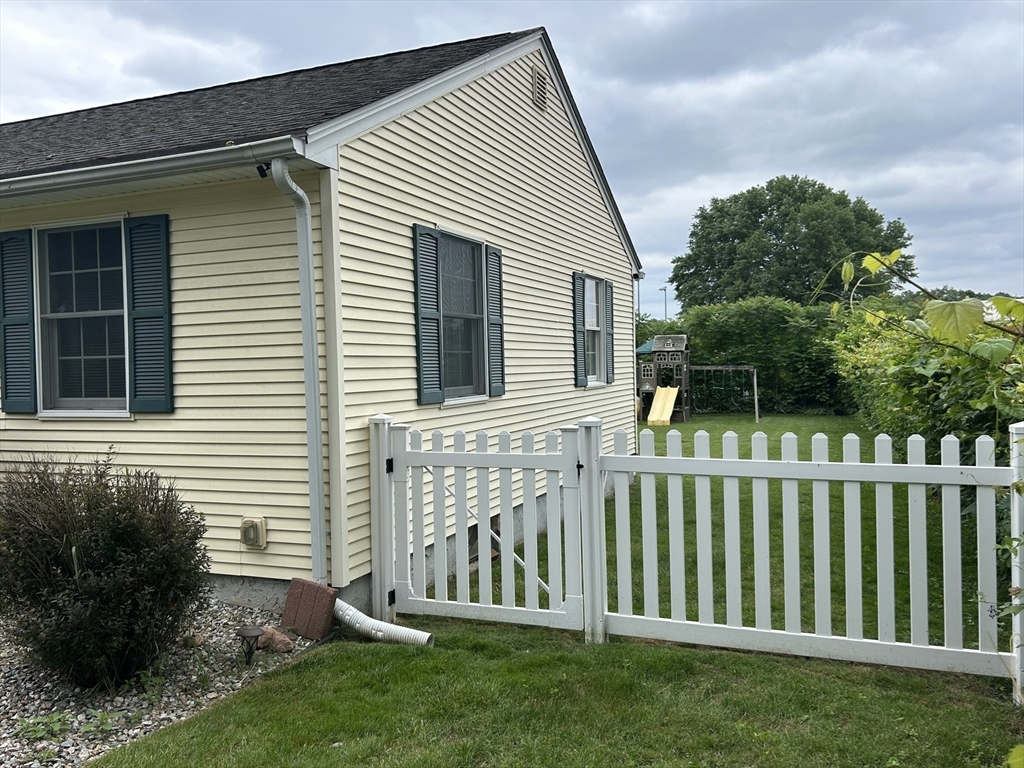 172 Maple Street East Longmeadow, MA 01028 - Photo 4 of 35 a front view of a house with a garden