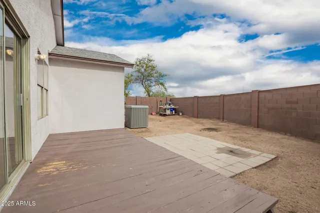 a view of a house with backyard