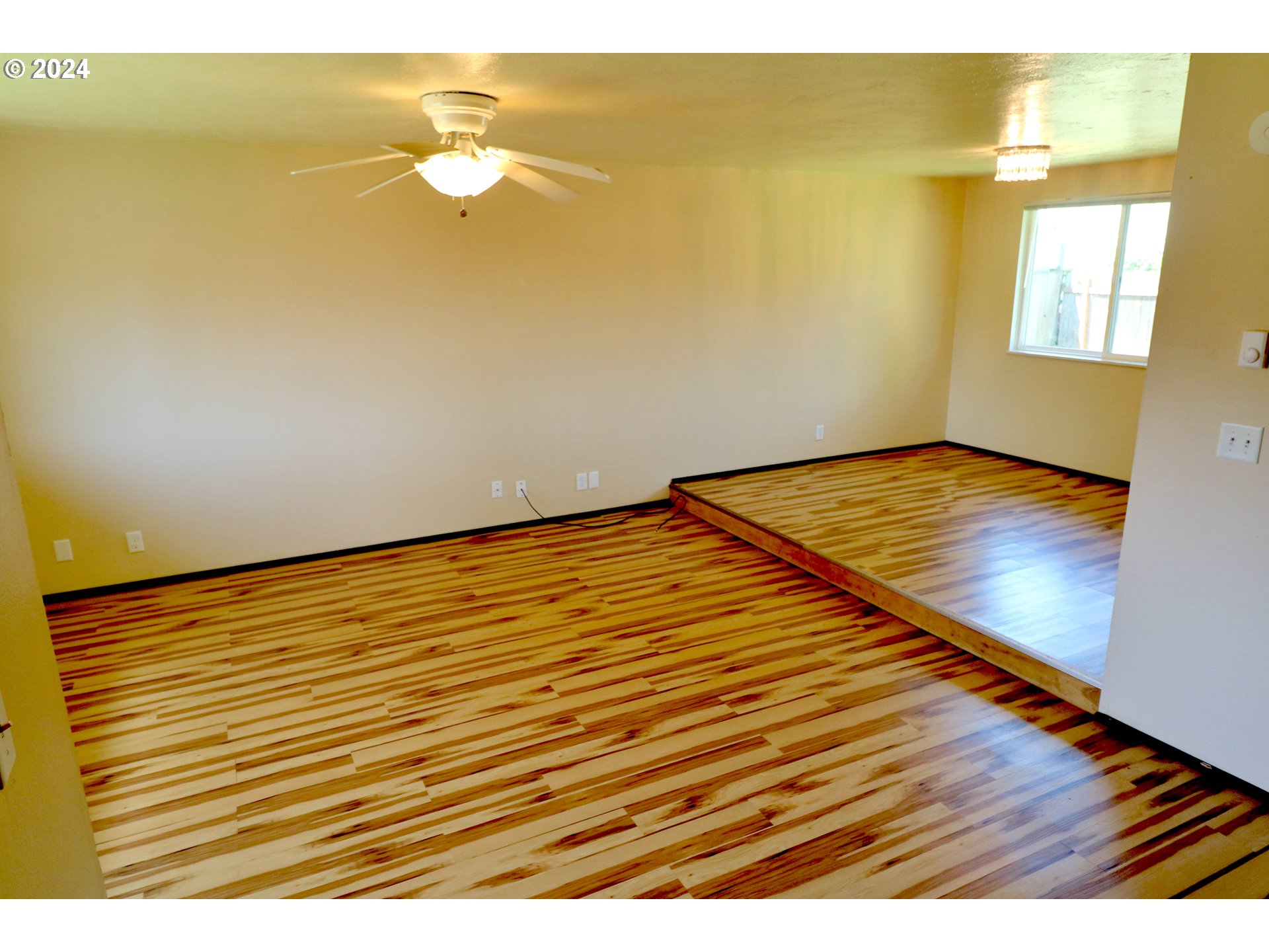 260 54th Street Springfield, OR 97478 - Photo 5 of 9 a view of an empty room and window