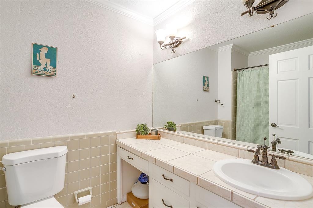6504 Genoa Road Fort Worth, TX 76116 - Photo 28 of 40 Guest full bathroom