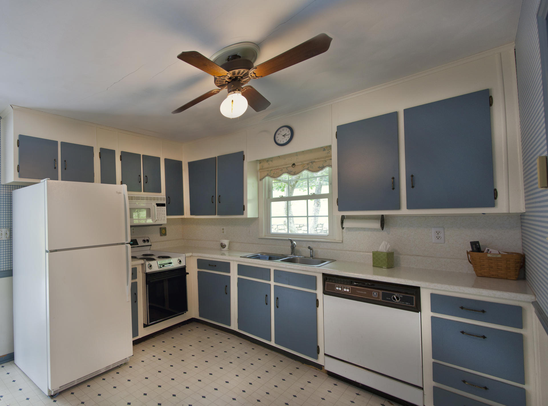 2158 Ruritan Road Roanoke, VA 24012 - Photo 3 of 25 Kitchen