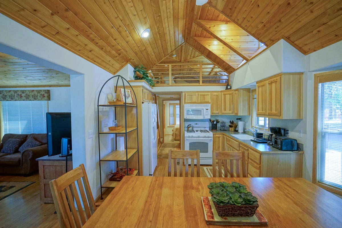 7979 Hyatt Prairie Road, Unit 40 Ashland, OR 97520 - Photo 8 of 21 Cabin_40_08