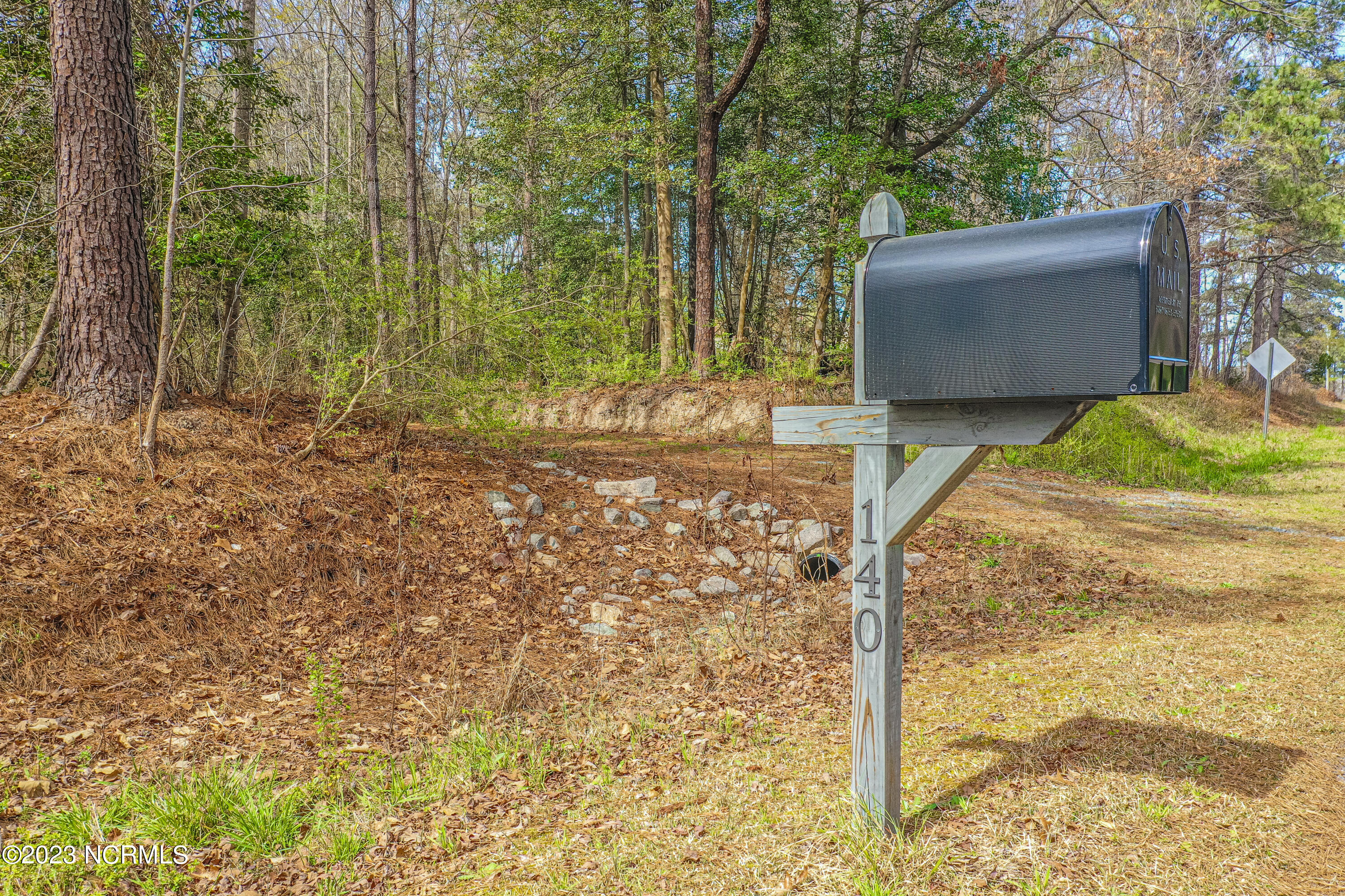 140 Hardy Road Carthage, NC 28327 - Photo 2 of 7 Driveway with Mailbox