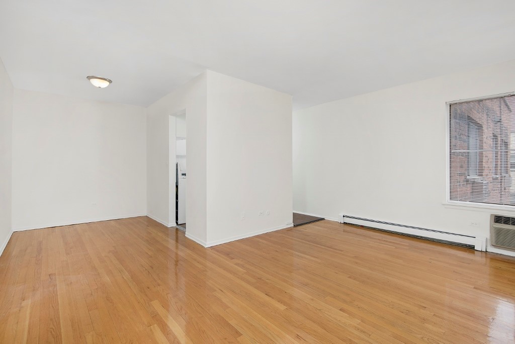 450 West Melrose Street, Unit 239 Chicago, IL 60657 - Photo 7 of 10 a view of an empty room and window