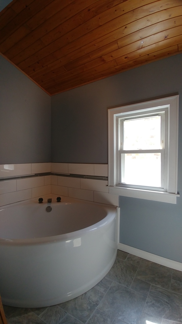 202 7th Place Chicago Heights, IL 60411 - Photo 8 of 11 a white bath tub sitting in a bathroom