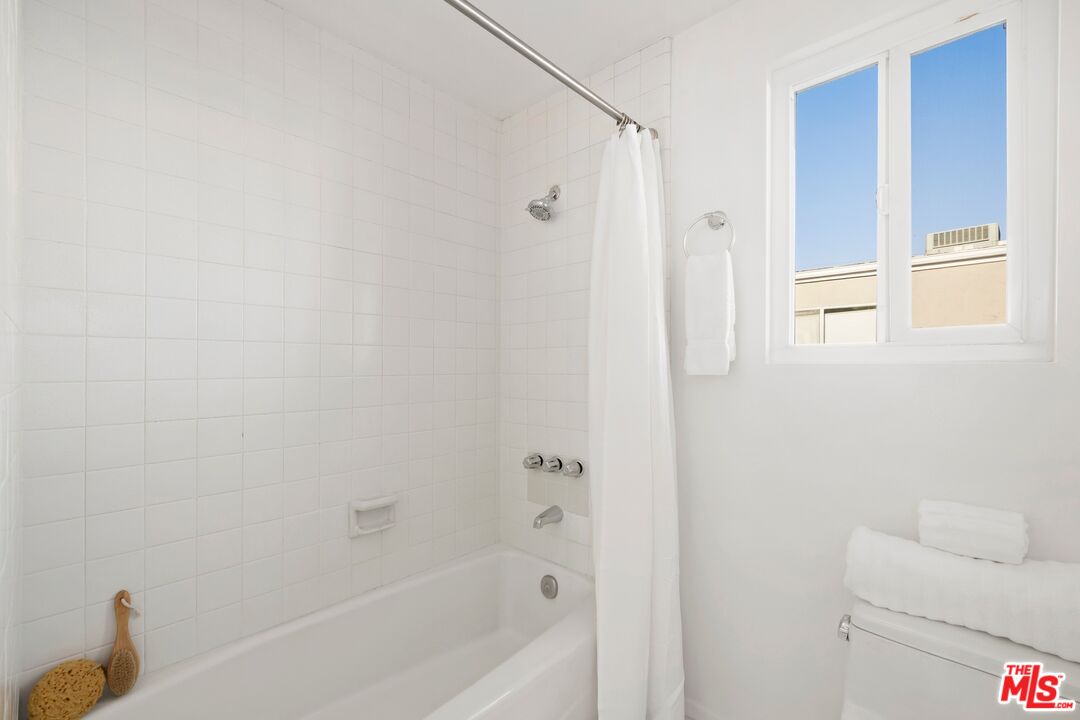 13010 Maxella Avenue, Unit 5 Marina del Rey, CA 90292 - Photo 16 of 32 a bathroom with a shower