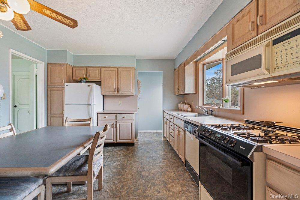 848 Hampshire Road Bay Shore, NY 11706 - Photo 16 of 30