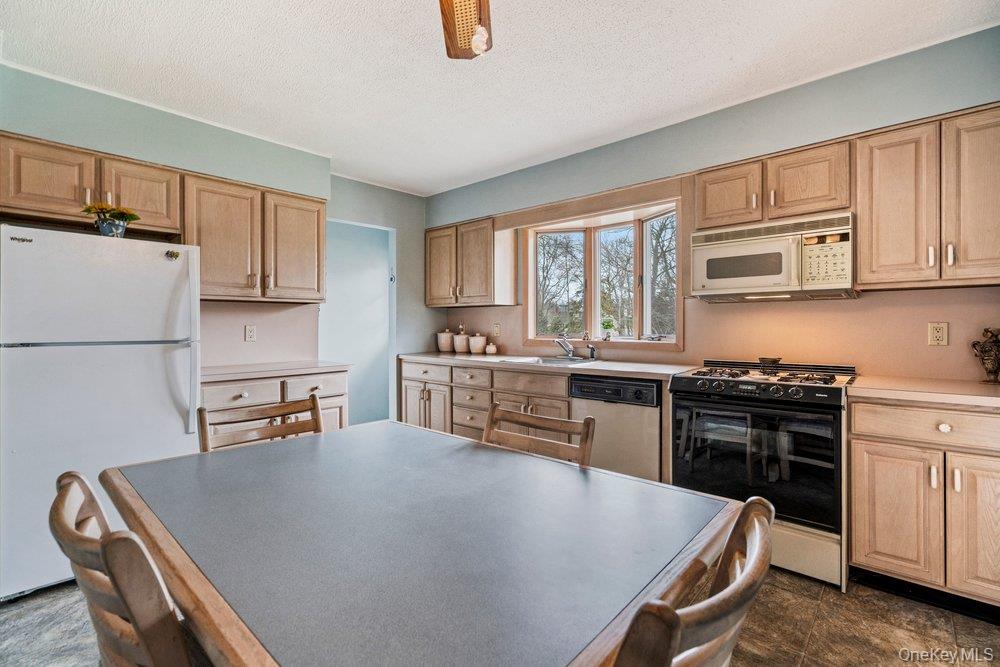 848 Hampshire Road Bay Shore, NY 11706 - Photo 18 of 30