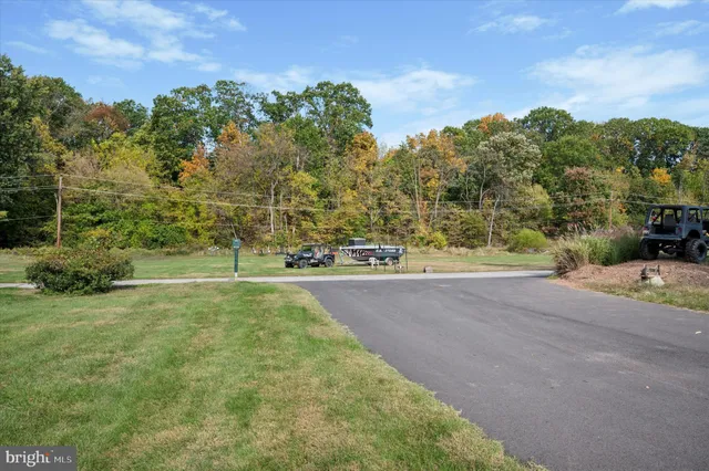 a view of a yard with basketball court