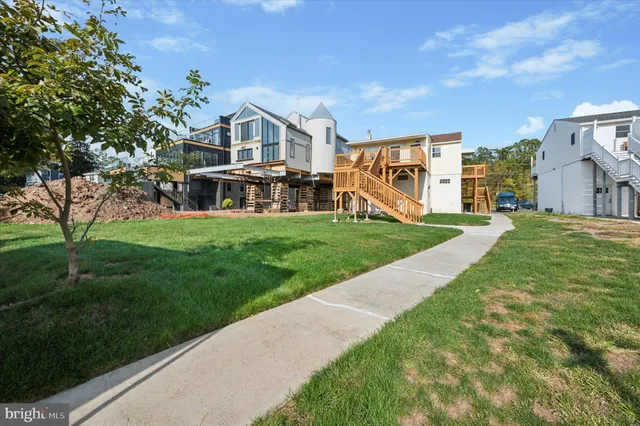 a view of a front of house with a yard